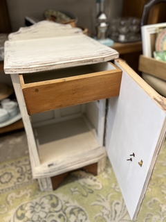 MESA DE LUZ CEDRO PATINADA 44 ANCHO X 40 LARGO X 73 DE ALTO $150.000 - tienda online