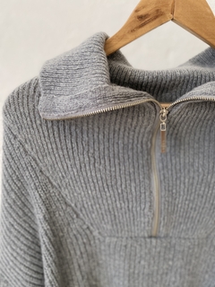 SWEATER VESNA C CIERRE EN EL CUELLO Y MANGAS BORDADAS en internet