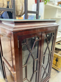 CRISTALERO INGLES CON PATAS CHIPINDALE PUERTAS CON VIDRIO ROMBO Y LUZ INTERIOR $550.000 - Galpón Chic