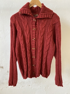 CARDIGAN LANA ROJO CUELLO ALTO CON BOTONES DE MADERA - comprar online