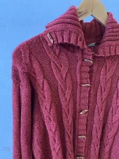 CARDIGAN LANA ROJO CUELLO ALTO CON BOTONES DE MADERA en internet