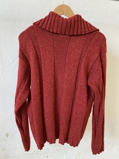 CARDIGAN LANA ROJO CUELLO ALTO CON BOTONES DE MADERA - Galpón Chic
