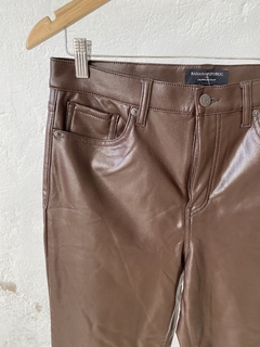 PANTALON BANANA REPUBLIC MARRON ECOCUERO en internet