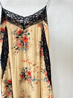 VESTIDO ZARA LENCERO ESTAMPADO CON TIRITAS NEGRAS en internet