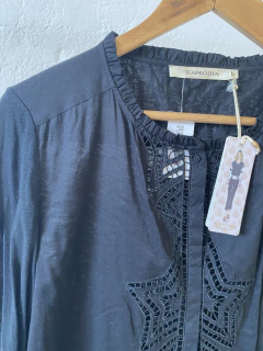 CAMISA RAPSODIA NEGRA BRODERI MANGAS LARGAS en internet
