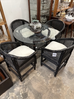 JUEGO $ 400.000 DE MESA DE RATTAN CON TAPA DE VIDRIO Y 4 SILLONES DE RATTAN CON ALMOHADONES - - comprar online