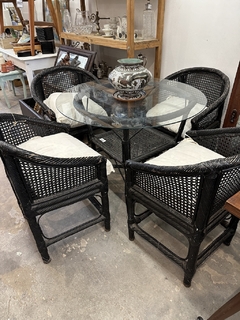 Imagen de JUEGO $ 400.000 DE MESA DE RATTAN CON TAPA DE VIDRIO Y 4 SILLONES DE RATTAN CON ALMOHADONES -