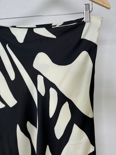 POLLERA AKITA SEDA ESTAMPADA EIGE Y NEGRO en internet