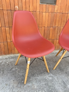SILLAS EAMES ROJA X2 $20.000 c/u - Galpón Chic