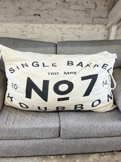 ALMOHADON BLANCO LETRAS NEGRAS $36.000 - comprar online