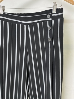 PANTALON PALAZO TESKIO RAYADO NEGRO Y BLANCO CON BOTONES AL COSTADO en internet