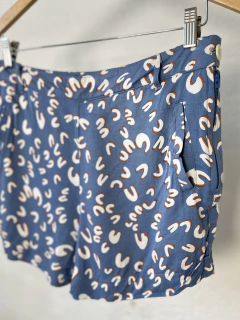 SHORT KILL CELESTE C FORMAS BLANCAS Y NARANJA - comprar online