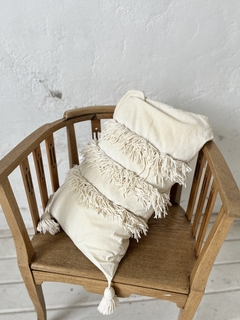 ALMOHADON COLOR HUESO FLECOS $17.000 - comprar online