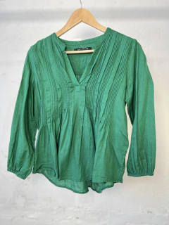 CAMISA AKIABARA VERDE MANGA LARGA TABLITAS AL FRENTE
