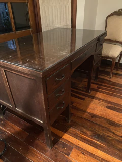 ESCRITORIO $300.000 ANTIGUO DE CEDRO. 1,35 LARGO x 0,76 PROF x 0,78 ALTO en internet