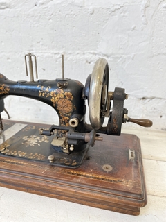 MAQUINA DE COSER FREYA $ 180.000 en internet