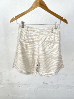 SHORT ESTANCIAS LINO BLANCO Y BEIGE en internet