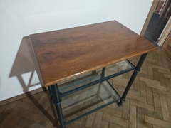 MESA AUXILIAR DE HIERRO CON TAPA DE MADERA $100.000 en internet