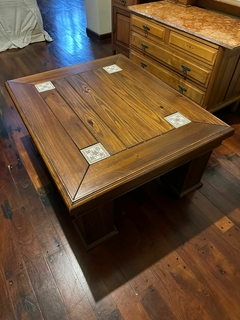 MESA RATONA DE MADERA ENTABLONADA - VERTICES CON MAYOLICAS - MEDIDAS: 0.84 x 1 x 0.45 $ 95.000
