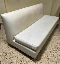 SILLON BUTACON TAPIZADO EN CUERINA CON PATAS CROMADAS $180.000 - comprar online