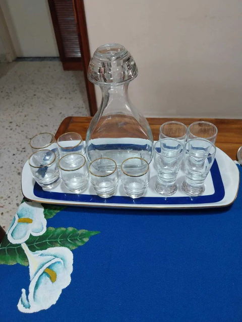 LICORERA CRISTAL CON TAPON Y 6 VASOS CON VIROLA DORADA $ 63.000