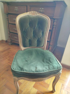 SILLA LUIS XV DE CEDRO TAPIZADA EN PANA VERDE RESPALDO CAPITONE $ 85.000