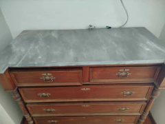COMODA ESTILO COLONIAL CON TAPA MARMOL GRIS- HERRAJES DE BRONCE $ 400.000
