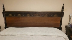 JUEGO DE DORMITORIO ESPAÑOL COLONIAL DE DOS PLAZAS - 1 CAMA - 2 MESAS DE LUZ - 1 COMODA- 1 ESPEJO $ 550.000