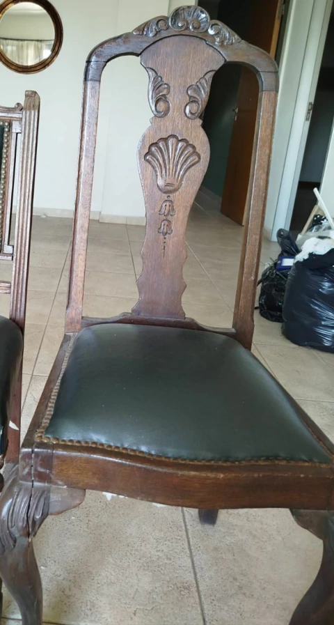 SILLA $ 45.0000 CHIPINDALE TAPIZADA EN CUERO VERDE