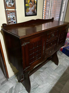 BAHIUT$ 450.000. APARADOR ESTILO ESPAÑOL DE CEDRO TALLADO A MANO CON HERRAJES DE BRONCE - Galpón Chic