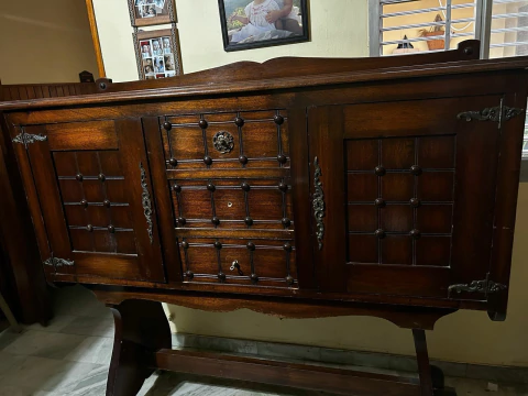 BAHIUT$ 450.000. APARADOR ESTILO ESPAÑOL DE CEDRO TALLADO A MANO CON HERRAJES DE BRONCE