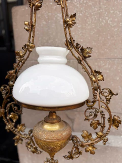 LAMPARA DE BRONCE $ 225.000. ESTILO IMPERIO PARA COLGAR CON TULIPA DE OPALINA en internet