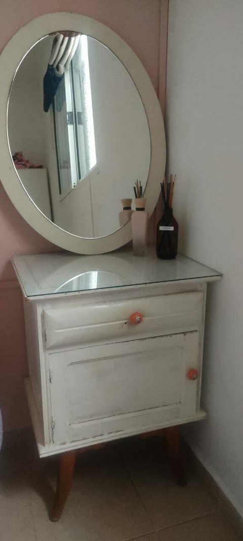 MESA DE LUZ $ 50.000 VINTAGE DE MADERA PATINADA -
