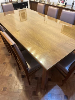 JUEGO $ 750.000 DE COMEDOR LUSTRADA CON VIDRIO - 8 SILLAS -TAPIZADO DE CUERO BEIGE PERLA en internet