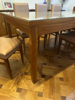 JUEGO $ 750.000 DE COMEDOR LUSTRADA CON VIDRIO - 8 SILLAS -TAPIZADO DE CUERO BEIGE PERLA - Galpón Chic