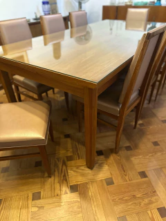 JUEGO $ 750.000 DE COMEDOR LUSTRADA CON VIDRIO - 8 SILLAS -TAPIZADO DE CUERO BEIGE PERLA
