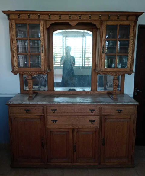 APARADOR DE ROBLE $ 600.000 CON ALZADA- CRISTALES BISELADOS- TAPA DE MARMOL DE CARRARA