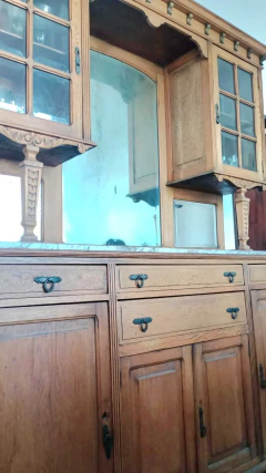 APARADOR DE ROBLE $ 600.000 CON ALZADA- CRISTALES BISELADOS- TAPA DE MARMOL DE CARRARA - Galpón Chic