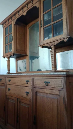 APARADOR DE ROBLE $ 600.000 CON ALZADA- CRISTALES BISELADOS- TAPA DE MARMOL DE CARRARA - tienda online