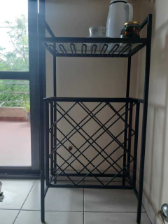 VINOTECA $ 120.000 DE HIERRO Y VIDRIO-CAPACIDAD 12 BOTELLAS- ESTANTE PARA 12 COPAS en internet