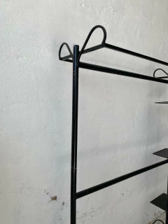 PERCHERO $ 280.000 DE HIERRO CON DOBLE BARRAL-TRES ESTANTES LATERALES. REFORZADO 1.30 X 1.90- - Galpón Chic