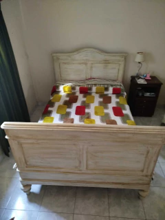 CAMA $ 250.000 DOS PLAZAS DE ROBLE PATINADA EN BLANCO- INCLUYE PARRILA Y COLCHON-
