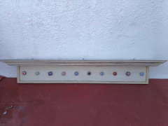 PERCHERO $ 45.000 DE MADERA COLGANTE - 10 PERCHAS- Medidas: - Largo: 1,50 m - Alto: 26 cm - Ancho: 22 cm - Galpón Chic