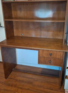 ESCRITORIO $ 120.000 CON BIBLIOTECA ENCHAPADO -Altura escritorio: 0.85 cm - Altura total: 1.60 cm -Ancho: 1.22 cm -Profundidad: 0.52