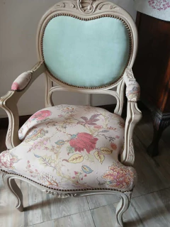Imagen de SILLON $ 160.000 LUIS XV RESPALDO MEDALLON DE CEDRO PATINADO - Medidas: - Ancho: 60 cm - Profundidad: 50 cm - Alto: 75 cm