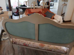 SILLON $ 290.000 LUIS XV DOS CUERPOS RESPALDO MEDALLON DE CEDRO PATINADO Medidas: - Alto: 75 cm - Profundidad: 50 cm - Ancho: 1,30 m - comprar online