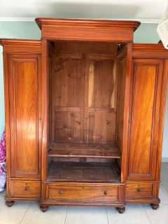 MUEBLE $ 850.000 ANTIGUO DE CEDRO MACIZO - ALTO: 2,25 M * ANCHO: 1,95 M * 0.63 PROFUNDIDAD- PUERTAS CON MOLDURAS- BARRAL PARA COLGAR -TRES CAJONES