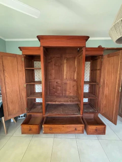 MUEBLE $ 850.000 ANTIGUO DE CEDRO MACIZO - ALTO: 2,25 M * ANCHO: 1,95 M * 0.63 PROFUNDIDAD- PUERTAS CON MOLDURAS- BARRAL PARA COLGAR -TRES CAJONES - Galpón Chic