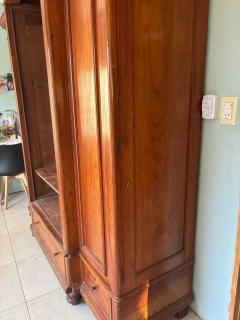 MUEBLE $ 850.000 ANTIGUO DE CEDRO MACIZO - ALTO: 2,25 M * ANCHO: 1,95 M * 0.63 PROFUNDIDAD- PUERTAS CON MOLDURAS- BARRAL PARA COLGAR -TRES CAJONES - tienda online
