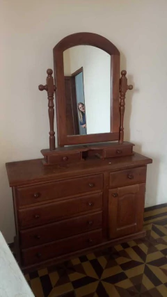 COMODA $ 180.000 DE ALGARROBO CON CAJONERA Y ESPEJO